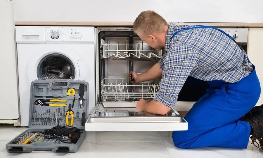 Kırkağaç Maytag servisi teknisyen ekibi beyaz eşya tamiri yaparken